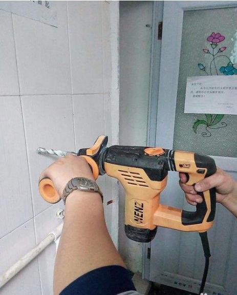 墙砖打孔后的地方怎么修补好看视频教程(墙砖打孔后的地方怎么修补好看视频教程图片)